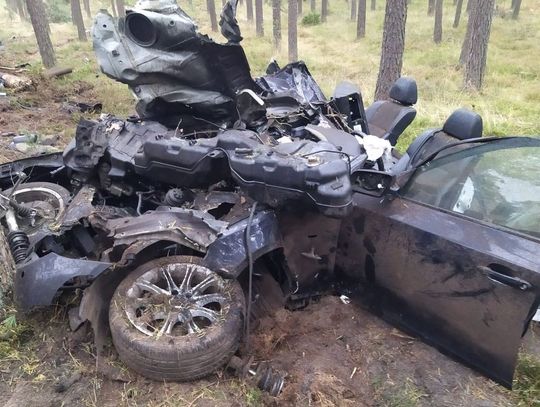 BMW rozpadło się na części po uderzeniu w drzewa