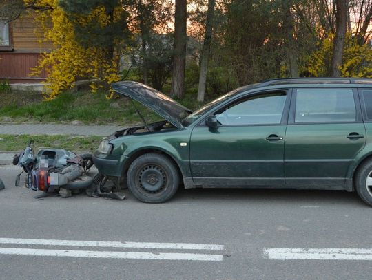 Czołówka z udziałem 15 letniego motorowerzysty