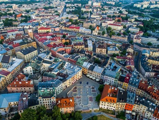 Informacje drogowe: Parada samochodów i motocykli