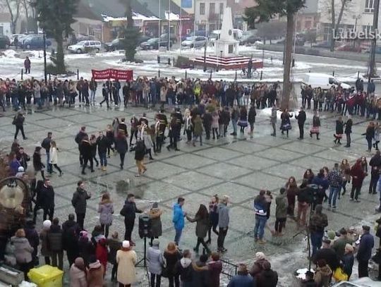 Maturzyści z "Górki" zatańczyli poloneza na kraśnickim rynku