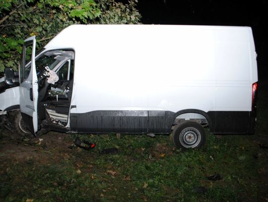 Nietrzeźwi koledzy wybrali się po alkohol. Jazdę Iveco zakończyli na drzewie