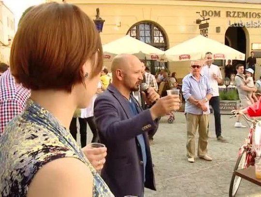 Nowoczesna wzniosła toast za wolność i demokrację