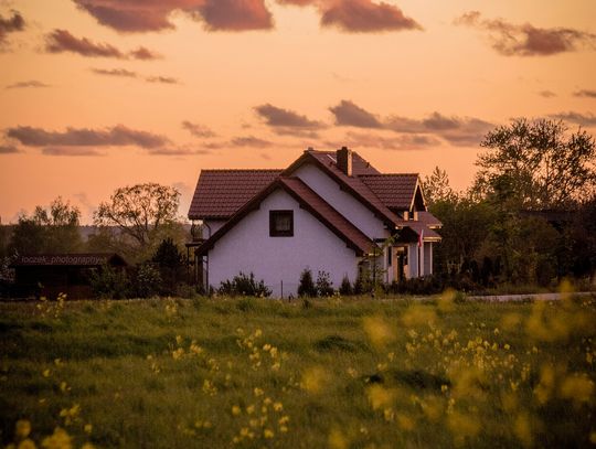 Ocieplanie poddasza domu jednorodzinnego pianką PUR otwarto komórkową. Dlaczego To Najlepszy Wybór?