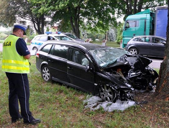 Policja ostrzega. Kraśnik: Zjechał na pobocze i uderzył w drzewo