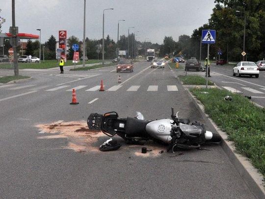 Policja ostrzega. Świdnik: Motocykl po zderzeniu z samochodem wpadł w 12-latka, który oczekiwał na przejście przez jezdnię