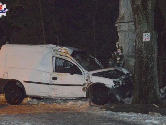 Policja ostrzega. Zamość: Wypadł z jezdni uderzając w przydrożną figurę i w ogrodzenie posesji