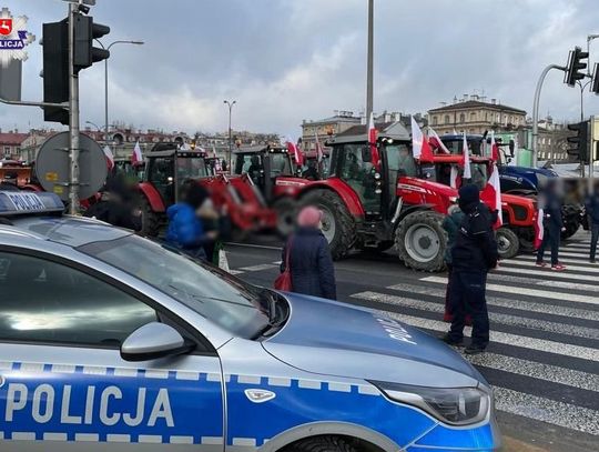 POLICJANCI CZUWAJĄ NAD BEZPIECZEŃSTWEM PODCZAS PROTESTU ROLNIKÓW