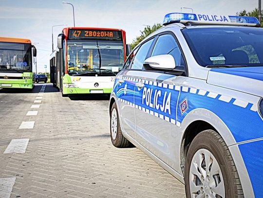 POLICJANCI KONTROLUJĄ AUTOBUSY KOMUNIKACJI MIEJSKIEJ*