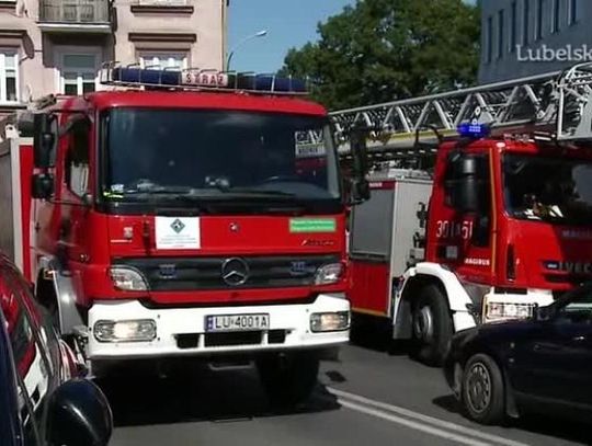 Trzy zastępy straży pożarnej w wąskich uliczkach centrum