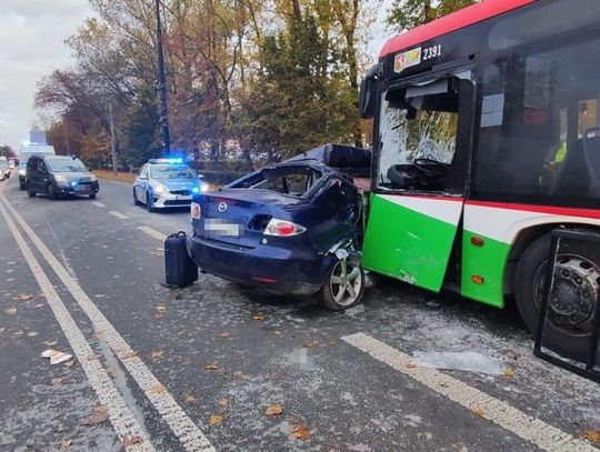 Zderzenie osobówki z miejskim autobusem