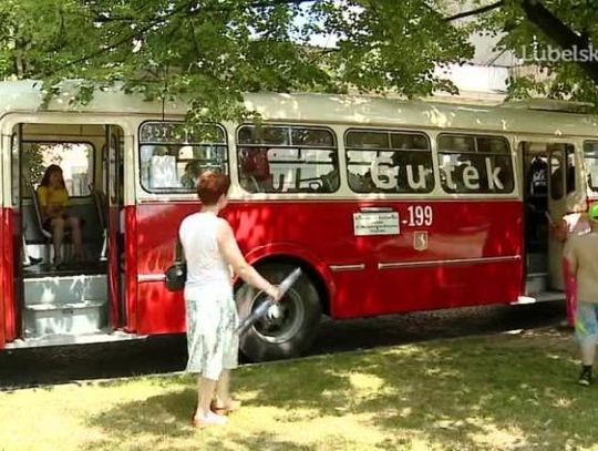 Ziutek i Gutek zabiorą pasażerów w lata 70. XX wieku