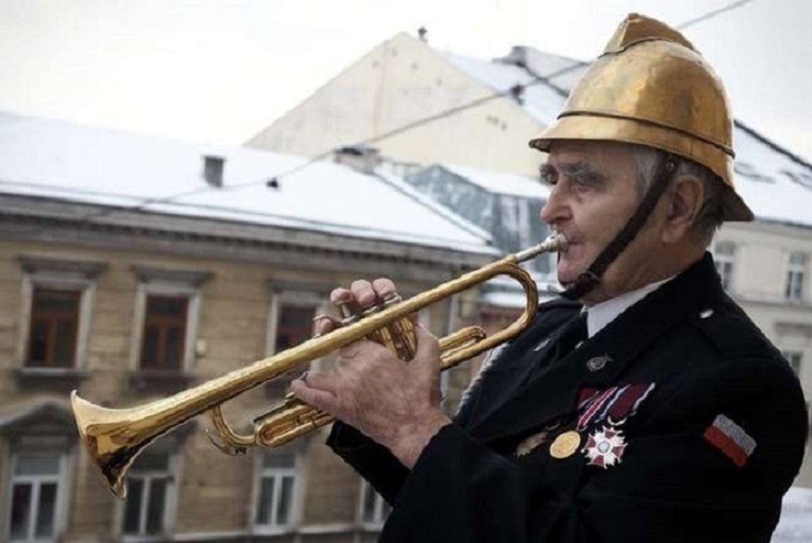 Koziołek Onufry stanie na schodach Ratusza