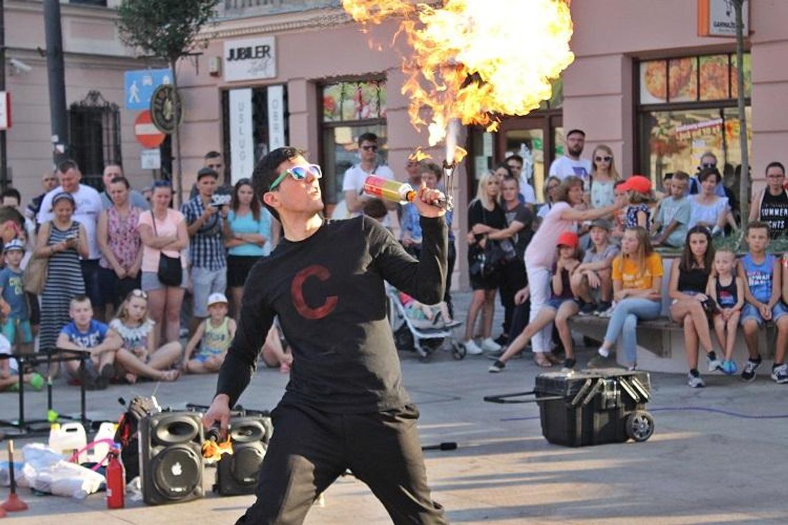 Niezwykłe pokazy w całym mieście - jest ogień! Relacja foto z pierwszego dnia wydarzeń