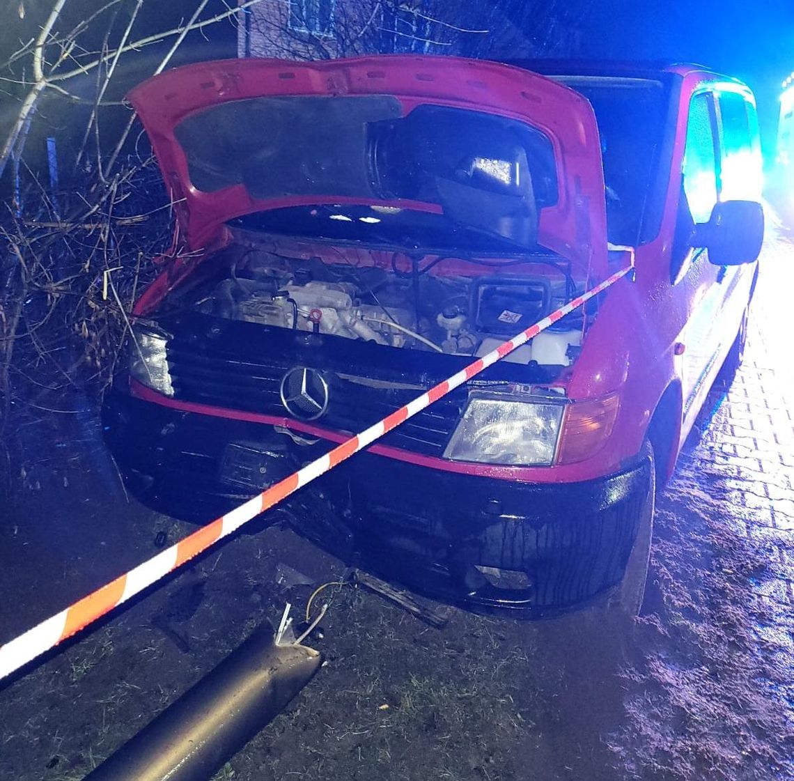 PIJANY I Z DOŻYWOTNIM ZAKAZEM WJECHAŁ BUSEM W LATARNIĘ. ZOSTAŁ TYMCZASOWO ARESZTOWANY