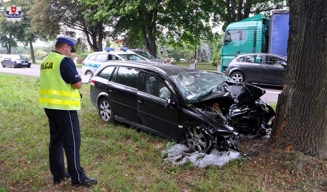 Policja ostrzega. Kraśnik: Zjechał na pobocze i uderzył w drzewo