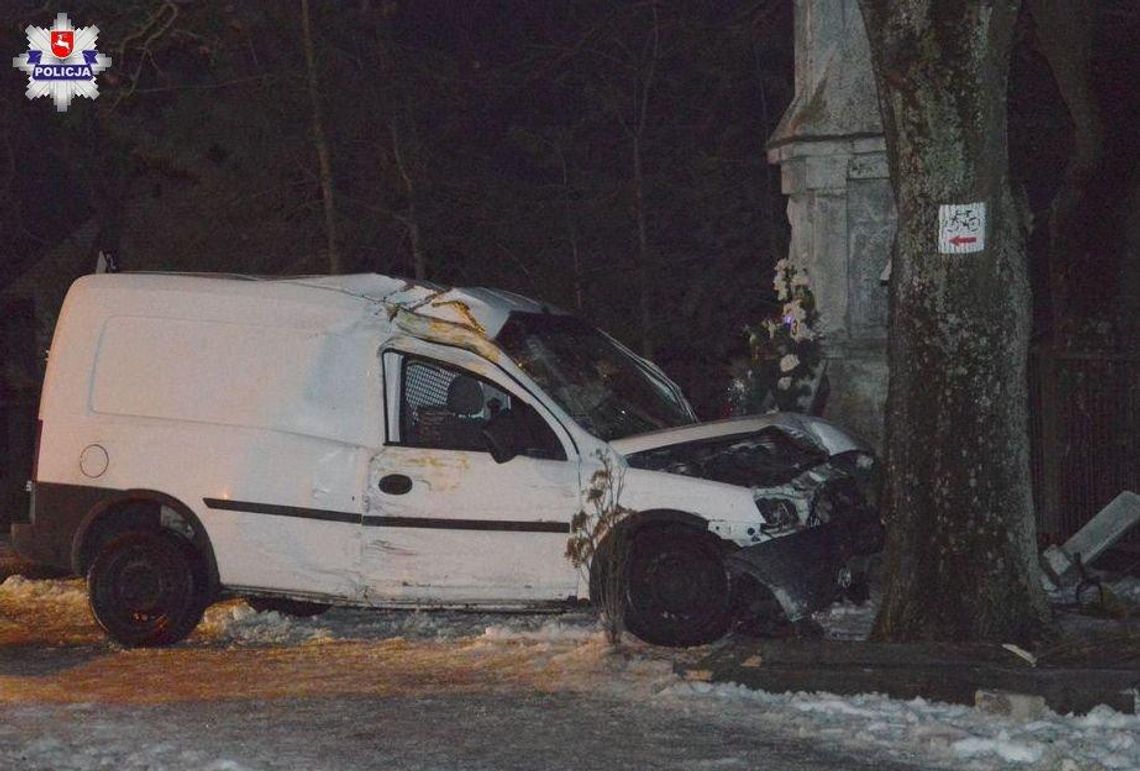 Policja ostrzega. Zamość: Wypadł z jezdni uderzając w przydrożną figurę i w ogrodzenie posesji