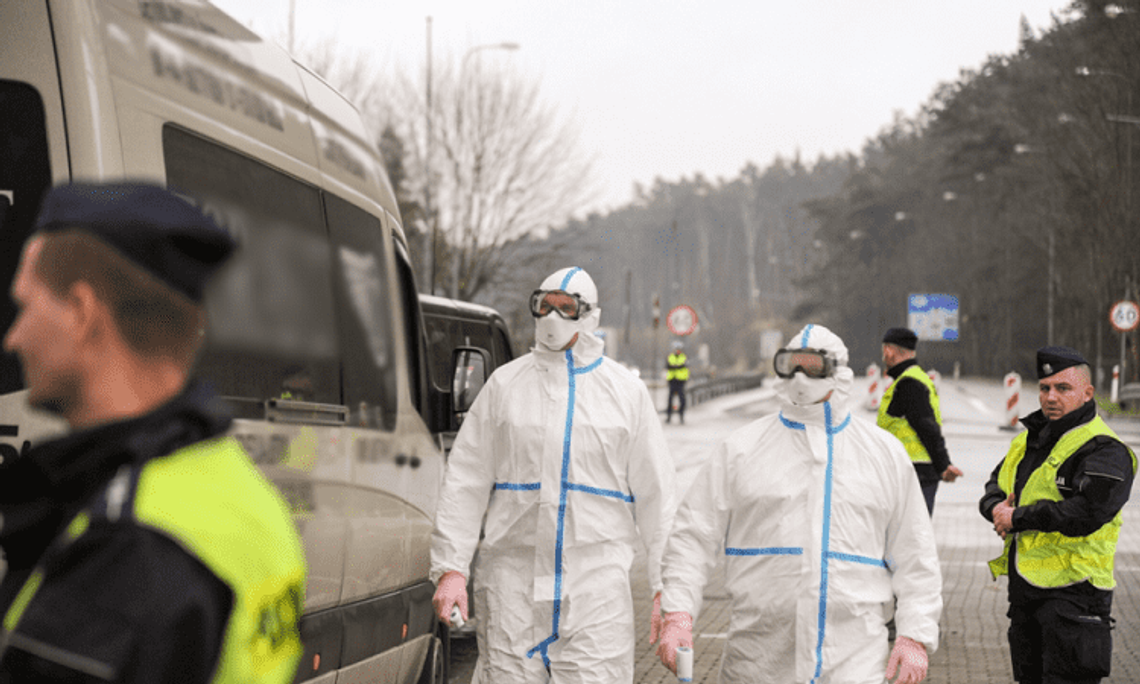 POLICJA WSPIERA W UTRZYMANIU KWARANTANNY W POLSCE*