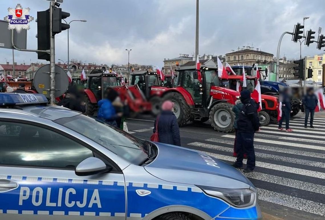 POLICJANCI CZUWAJĄ NAD BEZPIECZEŃSTWEM PODCZAS PROTESTU ROLNIKÓW