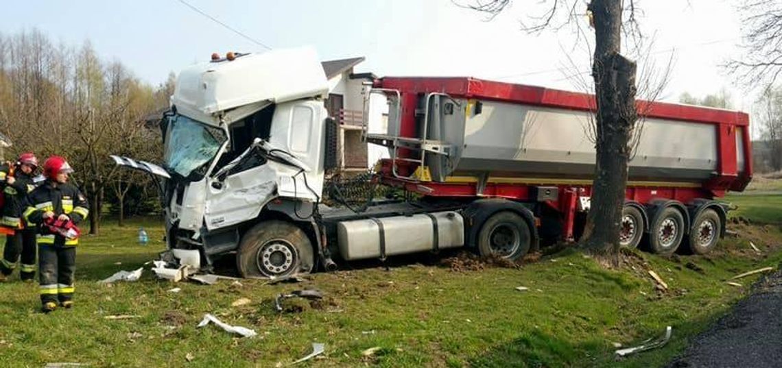 Zasłabł za kierownicą, zjechał z drogi i uderzył w drzewa