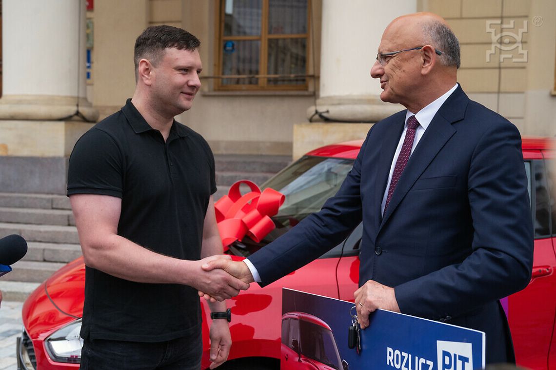 Zwycięzca loterii „Rozlicz PIT w Lublinie” odebrał samochód